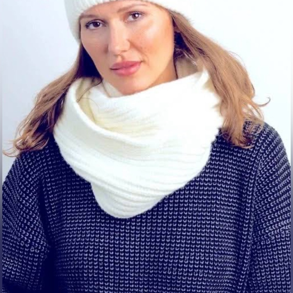 Hat Attack Infinity Scarf - new with tags - Revolve - White